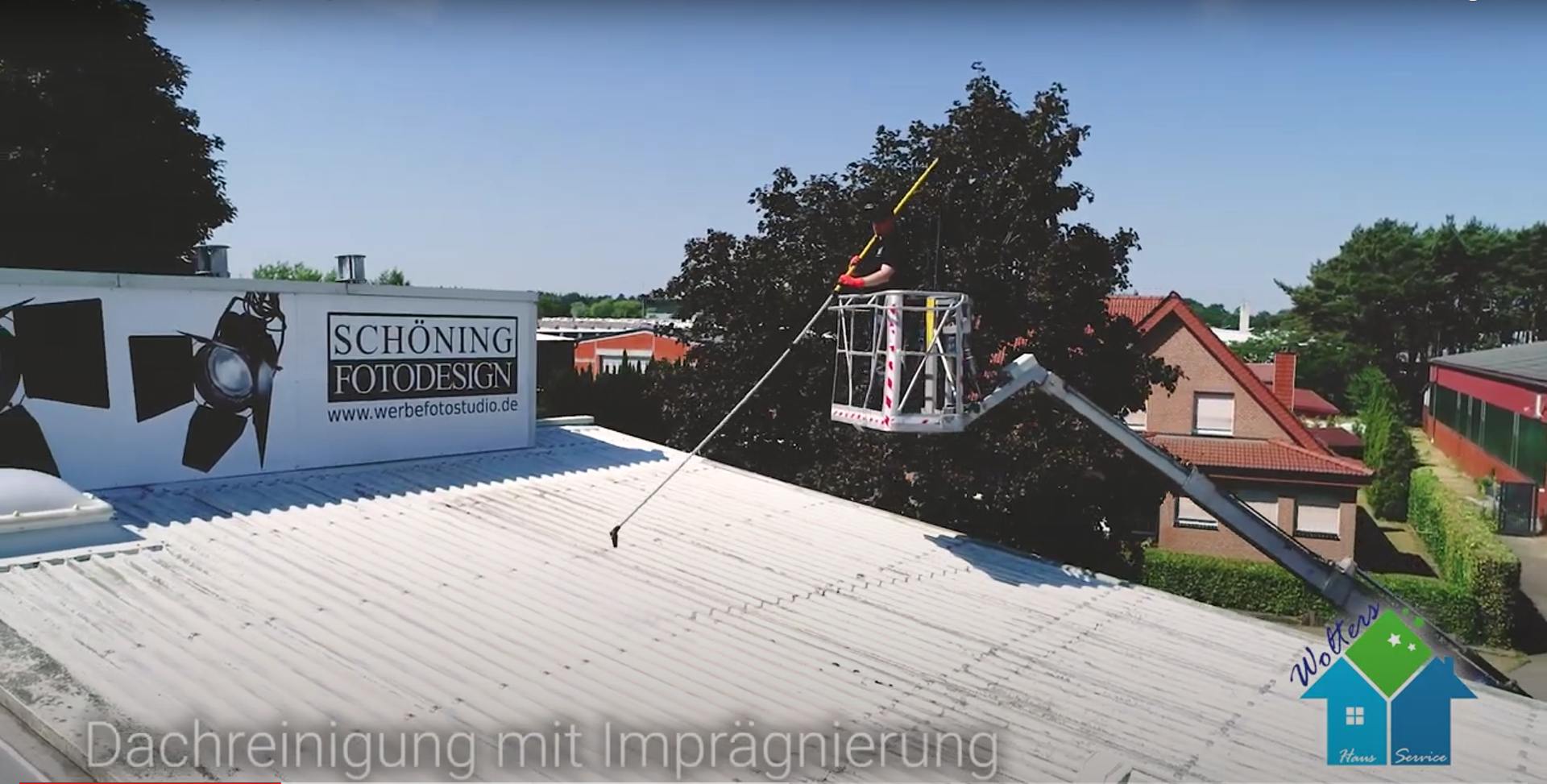 Arbeit mit dem Steiger: Wir erreichen jede Stelle ohne das Dach zu betreten.