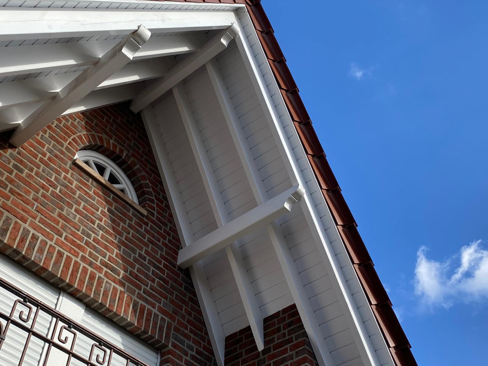 Reinigung von Dachuntersicht und Dach&uuml;berstand.