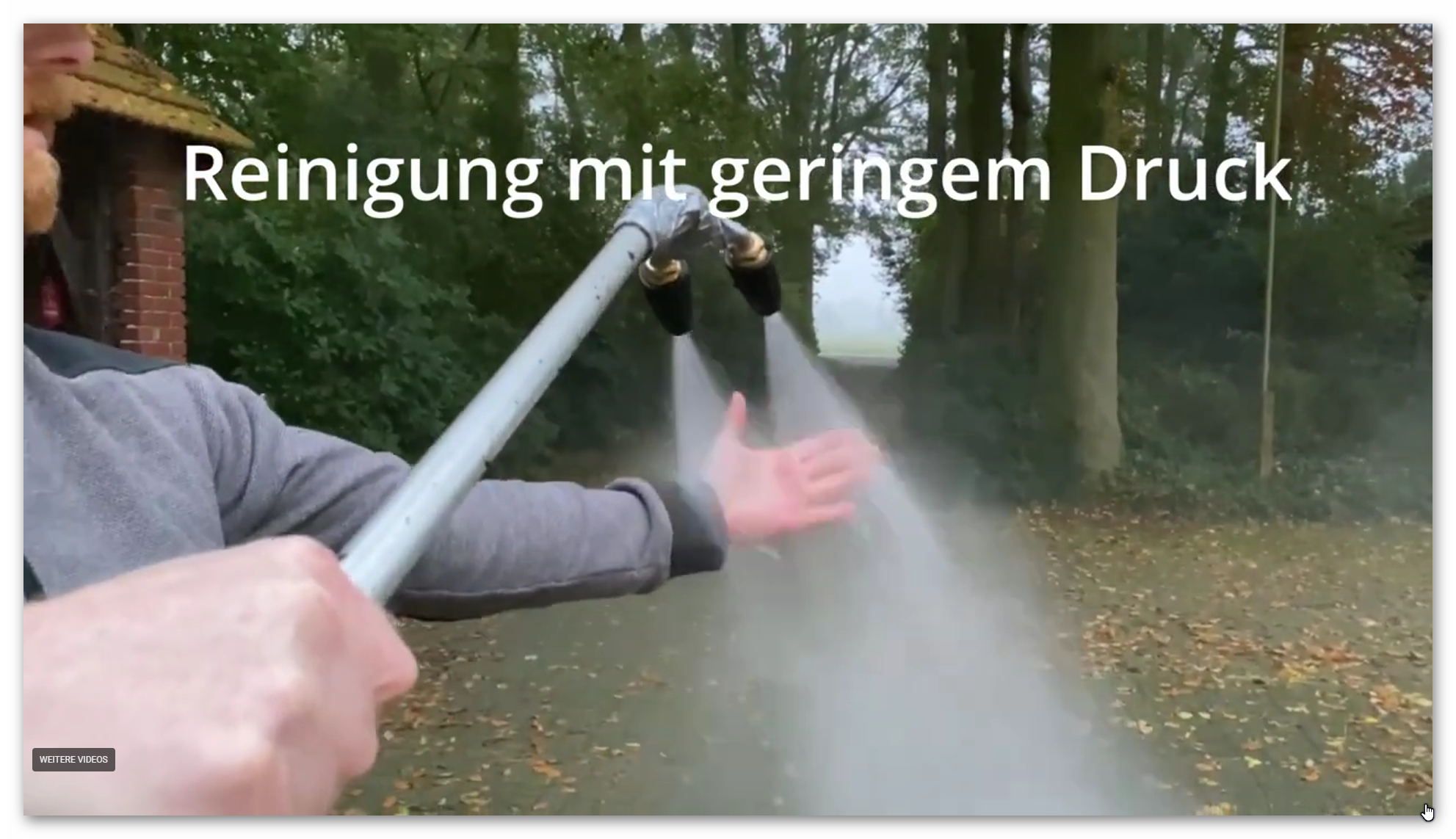Demonstration der Sicherheit: Der Wasserstrahl kann direkt auf die Hand gerichtet werden, ohne zu verletzen.